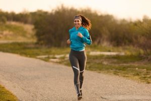 jeune-sportive-heureuse-courant-route-matin-min