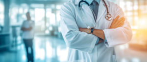 Fotografía de un médico con estetoscopio, de pie en el fondo de una clínica médica con los brazos cruzados en una toma de primer plano, en el estilo de un concepto de espacio de copia.